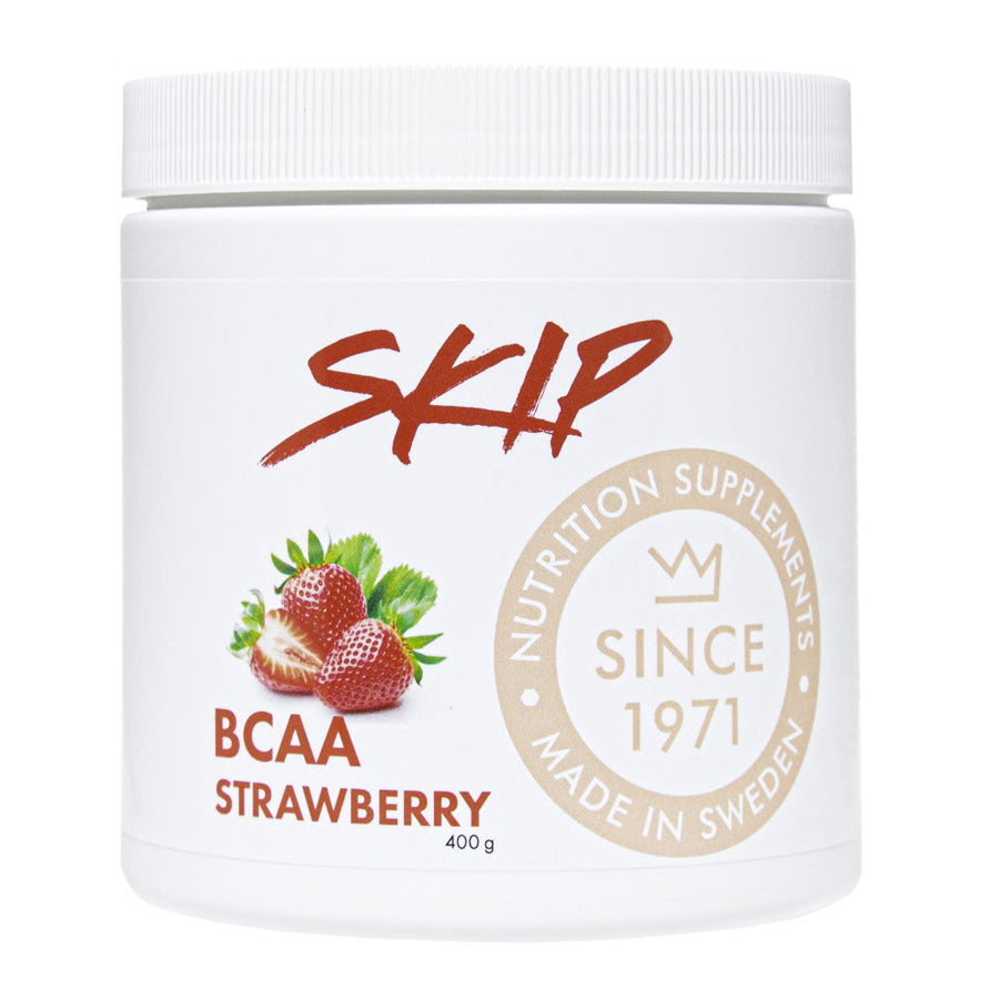 Skip BCAA Mansikka. Mansikanmakuinen palautusjuomajauhe treenien aikaan tai sen jälkeen nautittavaksi. Koko 400 g 42 juoma-annosta. Täydellinen valmiste ennen treeniä, sen aikana tai harjoituksen jälkeen, kun haluat saada suurimman hyödyn suorituksestasi. Liukenee helposti veteen eikä vaahtoudu. Kuvassa purkki.