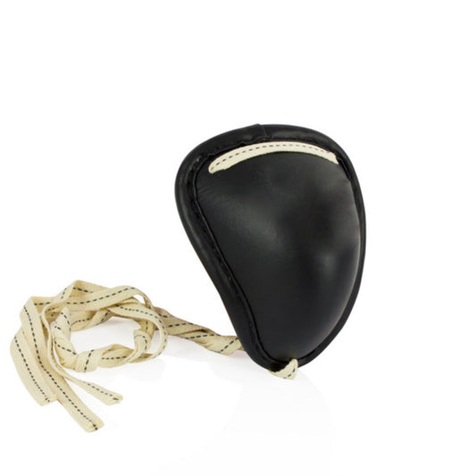 Fairtex GC2 alasuoja. Fairtexin munasyndi metallikupilla, musta. Alasuojan reunat on pehmustettu. Kuva viistosti.