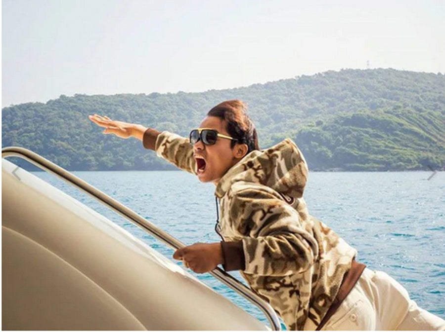 Vetoketjullisessa Fairtex-hupparissa on Thaimaan lippu ommeltuna oikeassa hihassa ja "Be Inspired Fairtex" -merkki vasemmassa rinnassa. "Muay Thai" teksti selässä. Fleece. Kuvattu veneen kyydissä.