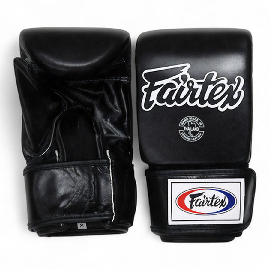 Fairtex TGT6 Säkkihanskat.
Kestävällä ja hyvin käteenistuvalla TGT6 säkkihanskalla huollat lyöntitekniikkasi uudelle tasolle samalla suojaten kädet. Kuvassa hanskapari. Pt-combat.fi - 100% suomalainen fairtex-asiantuntijasi.