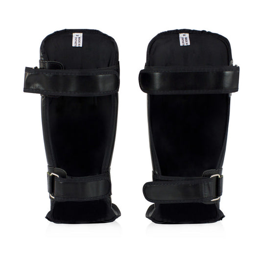 Hyvin suojaava ja laadukas Fairtexin SP3 säärisuoja, jossa hyvin pitävä tarrakiinnitys. tuplavahvisteinen säärisuoja. Istuu hyvin jalkaan, erityisesti jos pohje ei ole paksu. Fairtex SP3 on kovaan käyttöön tarkoitettu. Kuva takaa.