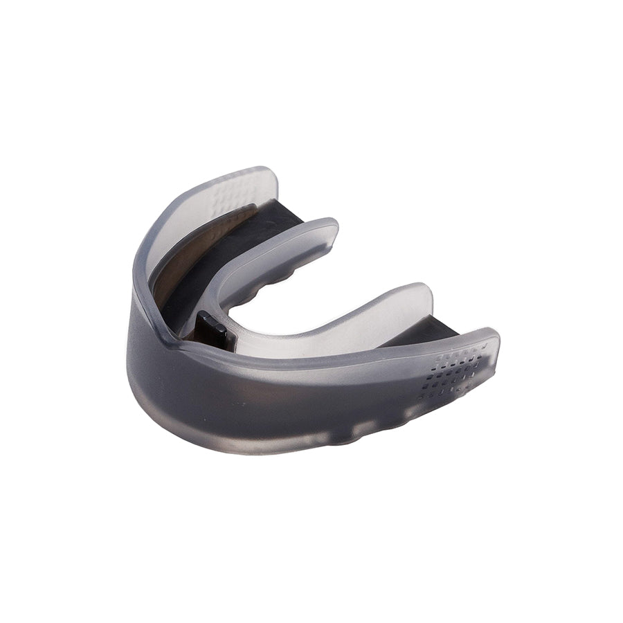 Nordic Duke® G2.1 Geelihammassuoja kuumennetaan nopeasti kuumassa vedessä, jonka jälkeen suoja muotoutuu yksilöllisesti hampaisiin sopivaksi. Muotoiluohjeet löytyvät näppärästi pakkauskortista. Eri värejä, yksi koko. Mukana erittäin kätevä ja hygieeninen säilytyskotelo. kuvassa hammassuojat viistosti kuvattuna.