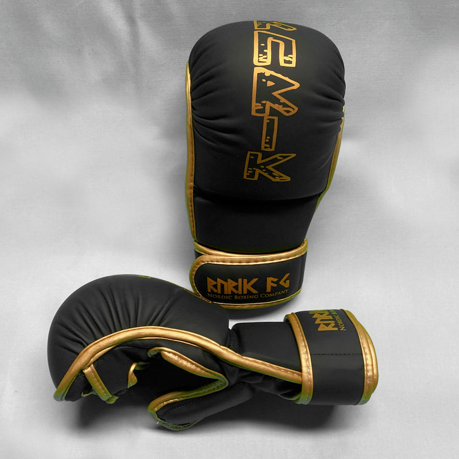 Rurik Caelic MMA hanskat musta-kulta vapaaotteluhanskat. Kokoja lapsille naisille junioreille ja miehille. Hyvät sparrihanskat vapaaotteluun. Koot s, m, l ja xl. Kuvassa Rurik Caelic MMA hanskat musta-kulta vapaaotteluhanskat edestä ja sivulta