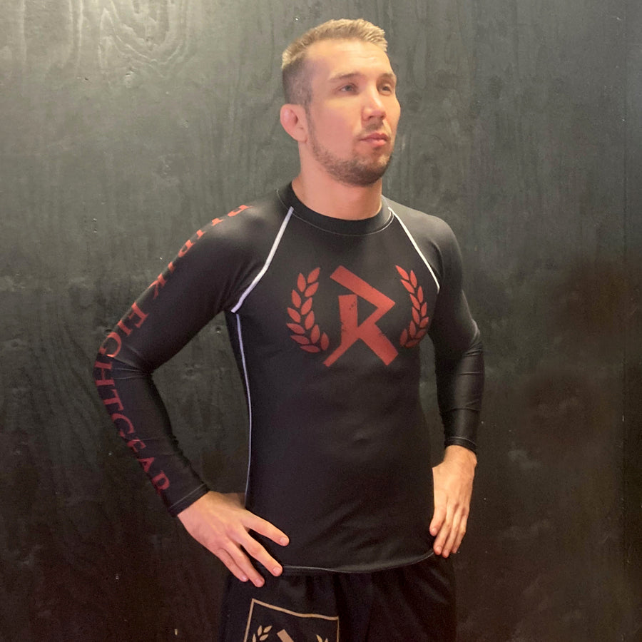 Rurik fg black bjj nogi rash guard musta pitkähihainen paita henri lintulan päällä