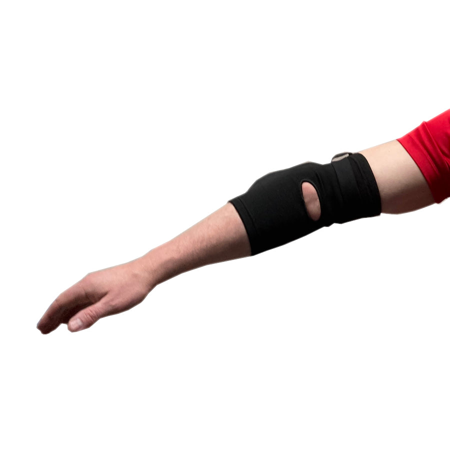 Rurik FG kyynärpääsuojat on suunniteltu erityisesti kamppailulajien harrastajille, jotka vaativat sekä mukavuutta että maksimaalista suojaa. Ne soveltuvat erinomaisesti Muay Thaihin, MMA:han ja muihin täyskontaktin lajeihin, joissa kyynärpäihin kohdistuu iskuja ja kontaktia. Kuvassa kyynärsuoja päällä, taipeen puolelta kuvattuna.