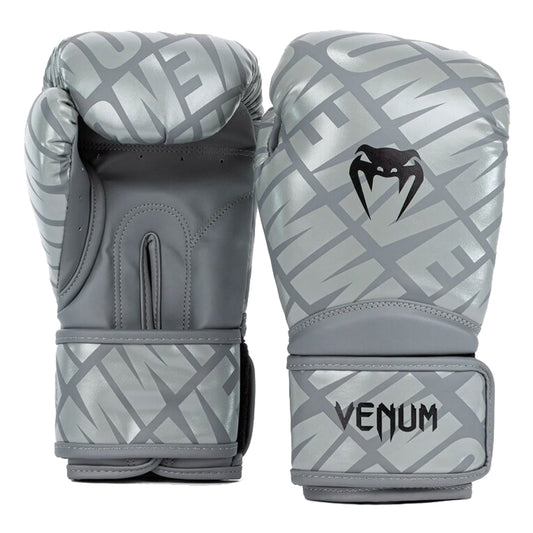 VENUM Contender 1.5 XT Nyrkkeilyhanskat - hopea. Ihanteellinen lajeihin nyrkkeily, Muay Thai -nyrkkeilj ja potkunyrkkeily. Kuvassa hanskat rystypuolelta ja kämmenpuolelta.