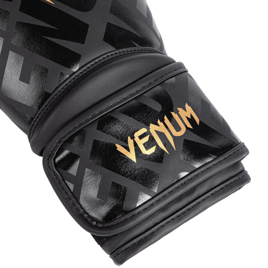 VENUM Contender 1.5 XT Nyrkkeilyhanskat - Musta/Kulta. Ihanteellinen lajeihin nyrkkeily, Muay Thai -nyrkkeilj ja potkunyrkkeily. Kuvassa hanskan ranneosa