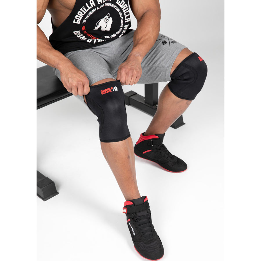 Pareittain myytävät 7 mm paksut tuet ovat ihanteellinen kuntosalikumppanisi.
Tarjoten puristusta ja tukea, ne vakauttavat polvinivelesi harjoitusten,
kuten kyykkyjen, maastanostojen aikana.
Korkeampi lämpötila pitää lihaksesi joustavina, mikä vähentää loukkaantumisriskiä. Kuvassa pari miehen jalassa.