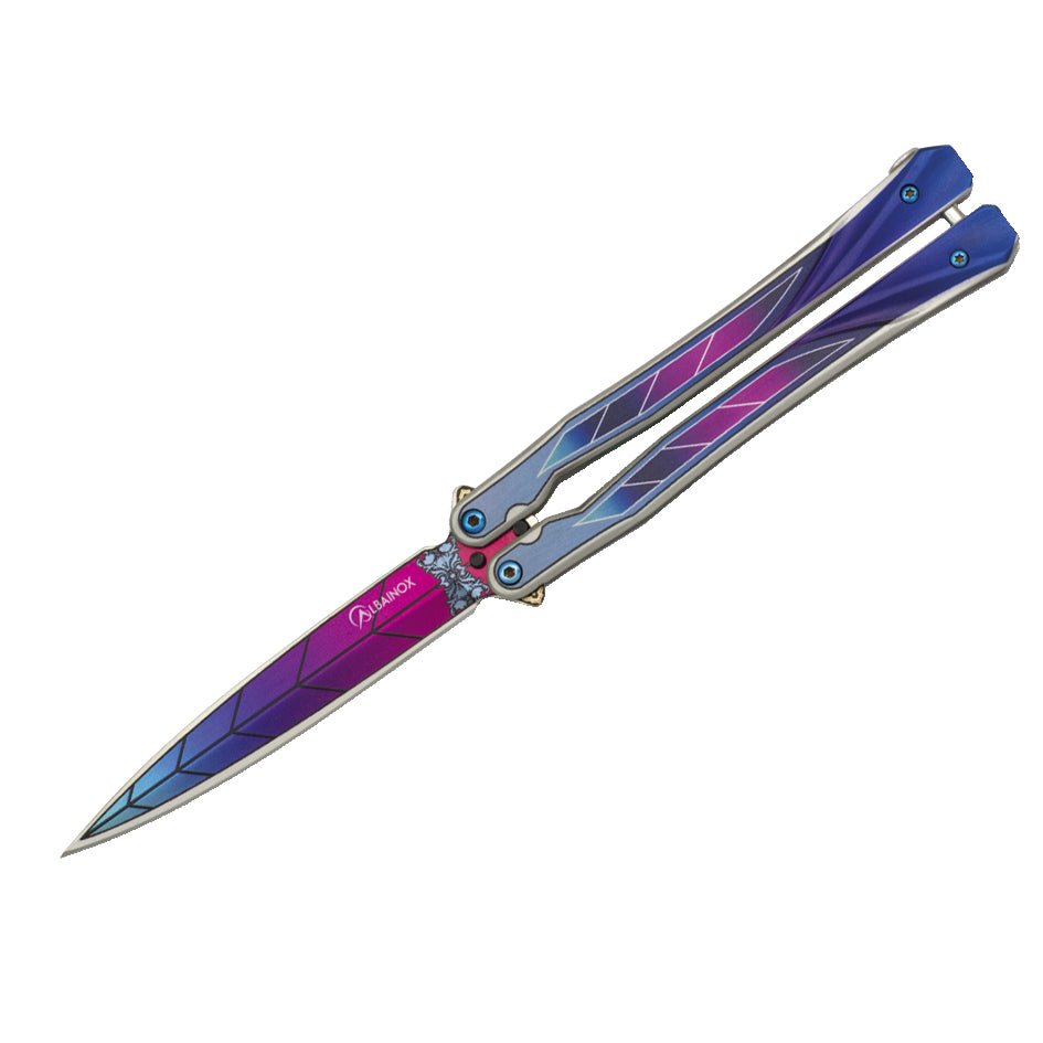 Albainox Dagger Balisong
Perhosveitsi Pituus suljettuna 5 1/4″, terämateriaali 440A ruostumaton, teräksinen kahvarunko, teräksinen lukitussalpa. Hintaluokassaan upeasti viimeistelty perhosveitsi, liikkuvuus pehmeä ja vaivaton. Kuvassa veitsi auki taitettuna.