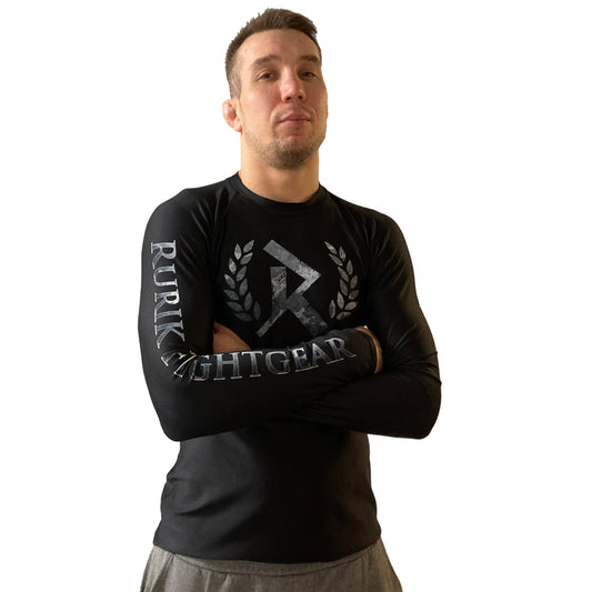 Rurik FG Rashguard "Urban Camo" Musta Pitkähihainen nogi bjj kuvattu henri lintulan päällä
