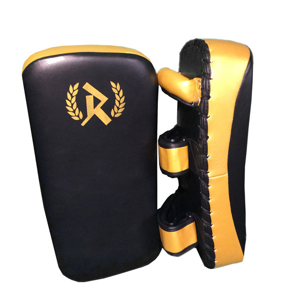 Rurik Fight gear G Caelic -sarjan potkutyynypari. Huippulaadukkaat ja käsintehdyt Thaipadit oikeaa nahkaa.
Kestävä valinta salitreeniin mihin tahansa pystylajiin. Kuvassa tyyny edestä ja sivulta. PT-COMBAT.FI