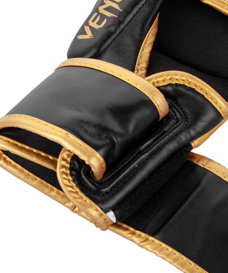 Venum MMA hanskat CHALLENGER 3.0 Valko-Kulta sparraushanskat. Kuvassa yksityiskohta ranneosasta 