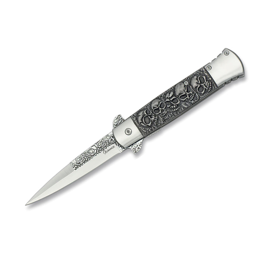 Albainox FOS Skull Stinger taittoveitsi.
Nopea F.O.S.flipper- teränavaus, teräksinen kahvarunko ja metallinen skull pattern-kuvioitu kahva. Kuvassa veitsi auki avattuna, kahvan pääkallo kuvioinnit näkyvät selkeästi. 