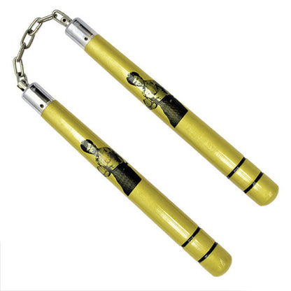 Kovapuusta valmistetut lujia iskuja kestävät&nbsp; kullan väriset nunchaku-kapulat. Kuulalaakeroidut ja hitsatut ketjulenkit legendaarisella Bruce Leen kuvalla varustettuna. Kuvassa nuncha kepit ketju rennosti