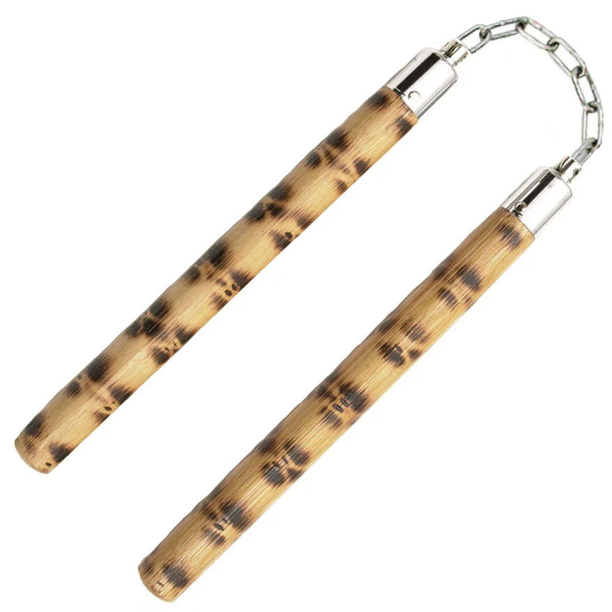 Blades USA Rattan Wood Nunchakus.     Rottinkipalmupuusta valmistetut hiukan kevyemmät ja lujia iskuja kestävät nunchaku-kapulat. Kuulalaakeroidut ja hitsatut ketjulenkit. . Kuvassa nuncha kepit.