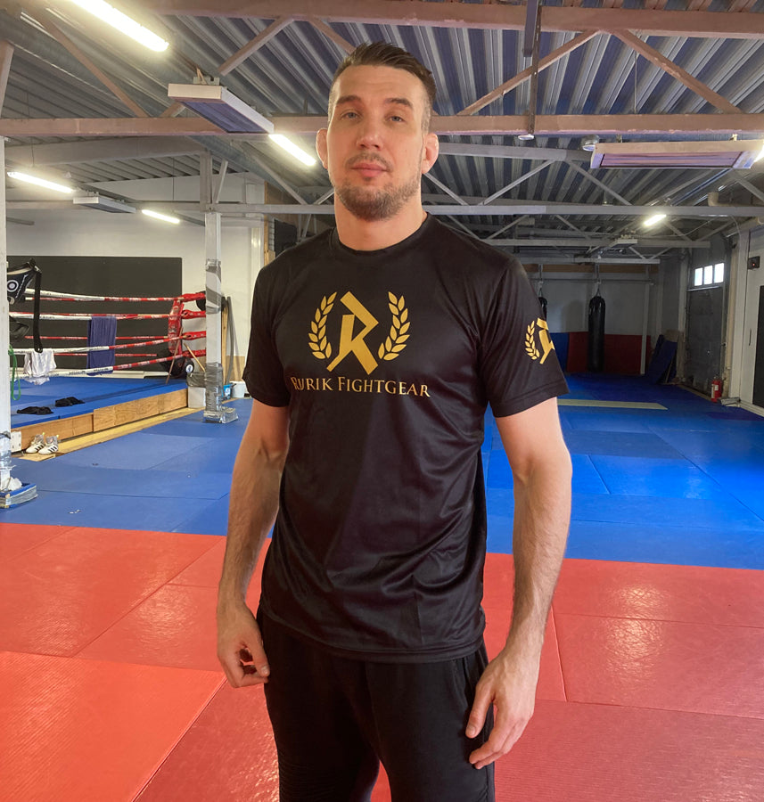 Rurik FG Cælic -sarjan tekninen t-paita on täydellinen valinta urheiluun, treeniin tai lämpimään säähän. Hengittävä ja kevyt tekninen polyesterikudos siirtää tehokkaasti kosteutta iholta, pitäen olon raikkaana ja kuivana koko harjoituksen ajan. Sopii myös hyvin vapaa-ajanviettoon. Kuvassa paita Henrin päällä. 