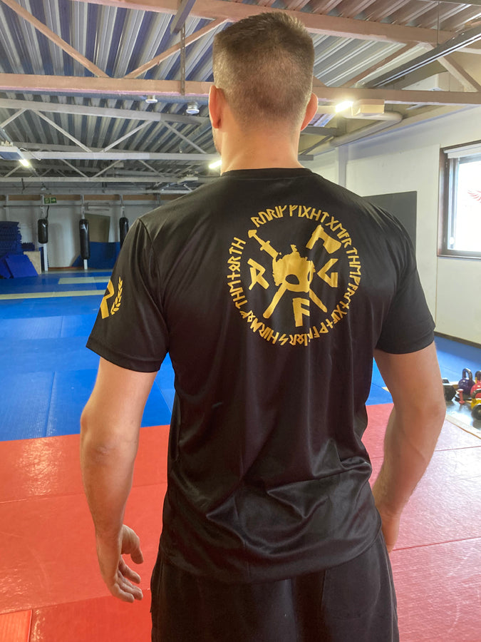 Rurik FG Cælic -sarjan tekninen t-paita on täydellinen valinta urheiluun, treeniin tai lämpimään säähän. Hengittävä ja kevyt tekninen polyesterikudos siirtää tehokkaasti kosteutta iholta, pitäen olon raikkaana ja kuivana koko harjoituksen ajan. Sopii myös hyvin vapaa-ajanviettoon. Kuvassa paita selkäpuolelta kuvattuna Henrin päällä. 