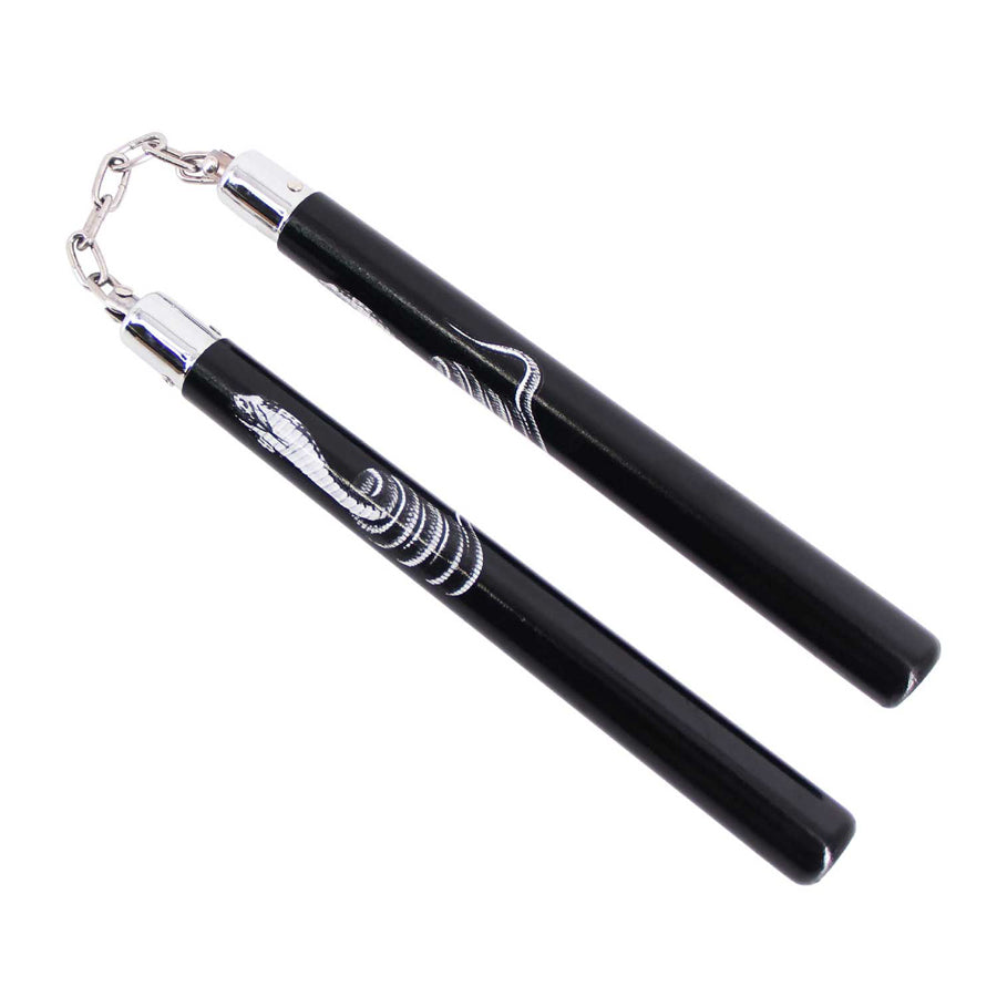 Kovapuusta valmistetut lujia iskuja kestävät nunchaku-kapulat. Kuulalaakeroidut ja hitsatut ketjulenkit. Cobra kuva.