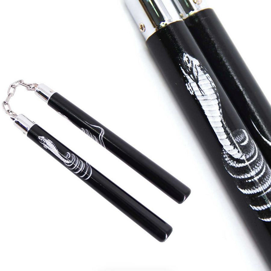 Kovapuusta valmistetut lujia iskuja kestävät nunchaku-kapulat. Kuulalaakeroidut ja hitsatut ketjulenkit. Kuvassa yksityiskohta