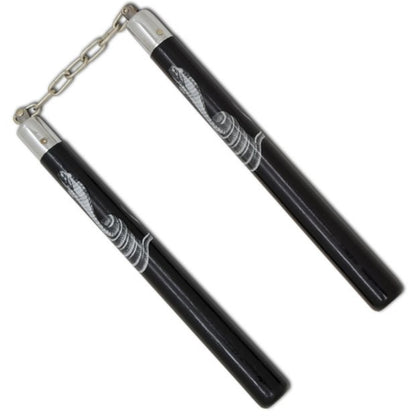 Kovapuusta valmistetut lujia iskuja kestävät nunchaku-kapulat. Kuulalaakeroidut ja hitsatut ketjulenkit. Kuvassa nuncha kepit ketju tiukkana. 