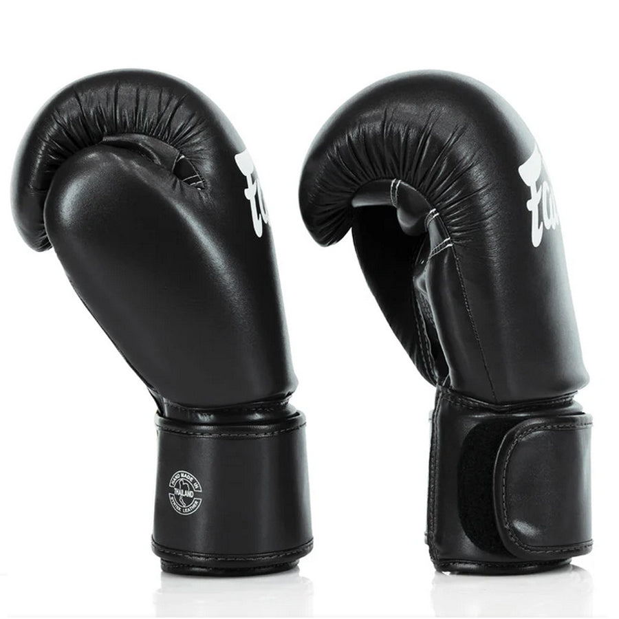 Fairtex BGV27 mustat nyrkkeilyhanskat. Fairtexin mikrokuituiset hanskat sparraukseen. Kuva sivusta. 
