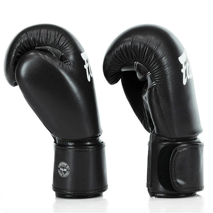 Fairtex BGV27 mustat nyrkkeilyhanskat. Fairtexin mikrokuituiset hanskat sparraukseen. Kuva sivusta. 