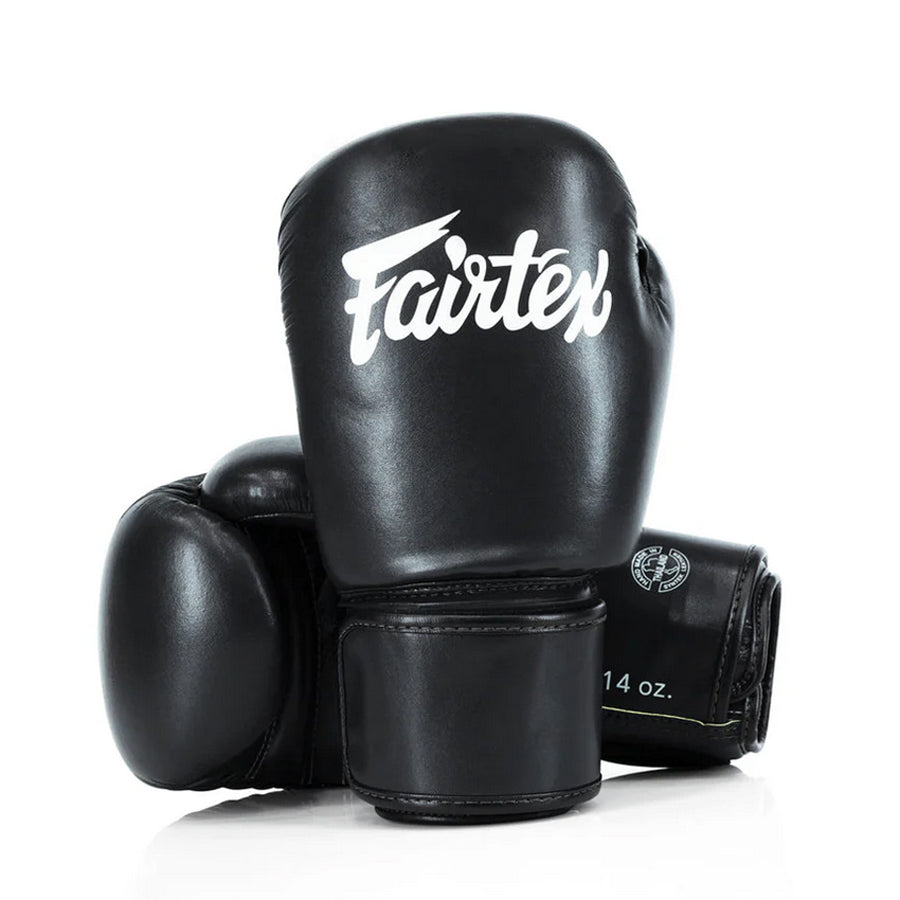 Fairtex BGV27 mustat nyrkkeilyhanskat. Fairtexin mikrokuituiset hanskat sparraukseen. Kuva edestä. 
