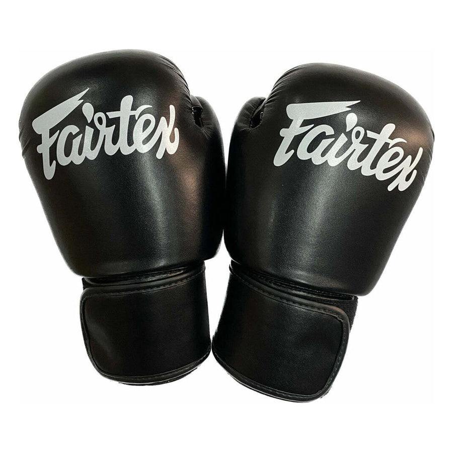 Fairtex BGV27 mustat nyrkkeilyhanskat. Fairtexin mikrokuituiset hanskat sparraukseen. Hanskapari kuvattu edestä. 
