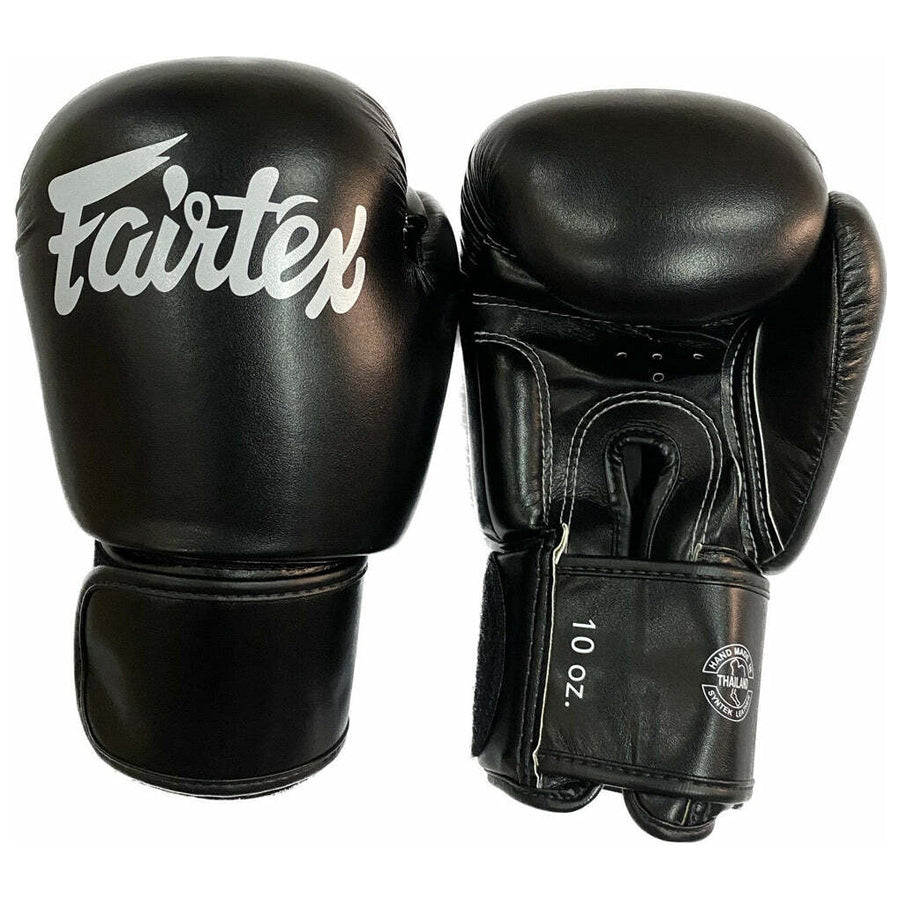 Fairtex BGV27 mustat nyrkkeilyhanskat. Fairtexin mikrokuituiset hanskat sparraukseen. Kuva edestä ja takaa. 