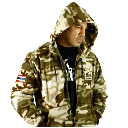 Vetoketjullisessa Fairtex-hupparissa on Thaimaan lippu ommeltuna oikeassa käsivarressa ja "Be Inspired Fairtex" -merkki vasemmassa rinnassa. "Muay Thai" teksti selässä. Fleece. Kuva mallin päällä.