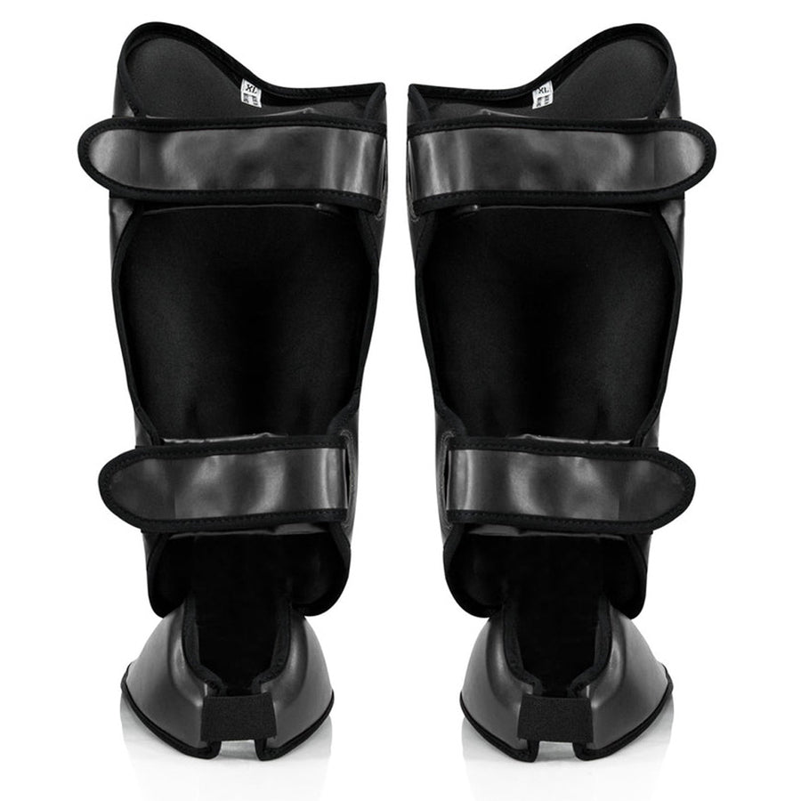 Fairtex SP9 -säärisuojat tarjoavat ylivoimaista suojaa ja mukavuutta. Fairtexin säärisuojat kuvattu takaa, mustat. Innovatiivinen uusi kiinnitys, laajennettu suoja säärille, jalkapöydälle ja varpaille.