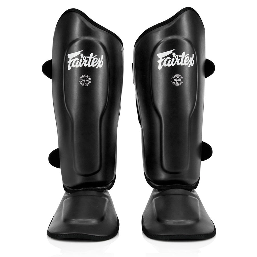 Fairtex SP9 -säärisuojat tarjoavat ylivoimaista suojaa ja mukavuutta. Fairtexin säärisuojat kuvattu edestä, mustat. Innovatiivinen uusi kiinnitys, laajennettu suoja säärille, jalkapöydälle ja varpaille.