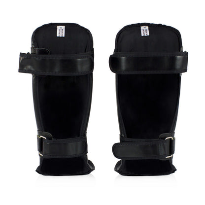 Hyvin suojaava ja laadukas Fairtexin SP3 säärisuoja, jossa hyvin pitävä tarrakiinnitys.  tuplavahvisteinen säärisuoja. Istuu hyvin jalkaan, erityisesti jos pohje ei ole paksu. Fairtex SP3 on kovaan käyttöön tarkoitettu. Kuva takaa.