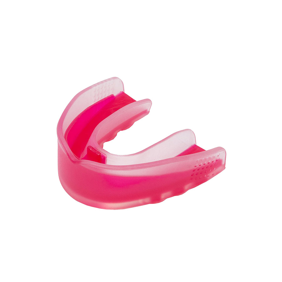 Nordic Duke® G2.1 Geelihammassuoja kuumennetaan nopeasti kuumassa vedessä, jonka jälkeen suoja muotoutuu yksilöllisesti hampaisiin sopivaksi. Muotoiluohjeet löytyvät näppärästi pakkauskortista. Eri värejä, yksi koko. Mukana erittäin kätevä ja hygieeninen säilytyskotelo. kuvassa pinkit  hammassuojat viistosti kuvattuna