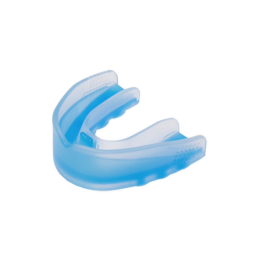 Nordic Duke® G2.1 Geelihammassuoja kuumennetaan nopeasti kuumassa vedessä, jonka jälkeen suoja muotoutuu yksilöllisesti hampaisiin sopivaksi. Muotoiluohjeet löytyvät näppärästi pakkauskortista. Eri värejä, yksi koko. Mukana erittäin kätevä ja hygieeninen säilytyskotelo. kuvassa siniset hammassuojat