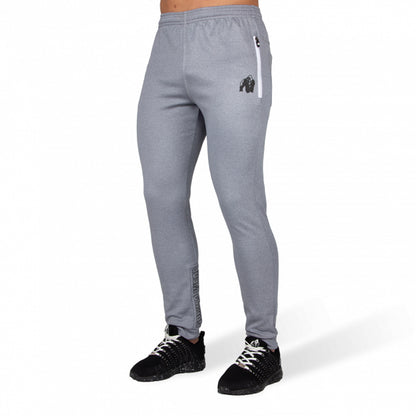 Gorilla Wear Bridgeport Joggers housut kuvattuna mallin päällä edestä