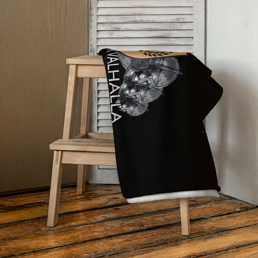 RURIK FG upea, ohut ja kevyt pyyhe on valmistettu puuvillafroteesta ja pehmeästä polyesterikankaasta. Kuvassa pyyhe jakkaran päällä. Pt-combat.fi