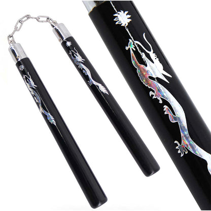 Pro Series Dragon Spirit Nunchakus, upea lohikäärmekuvioinen nuncha keppi. kuvassa näkyy lohikäärme kuvion yksityiskohta.