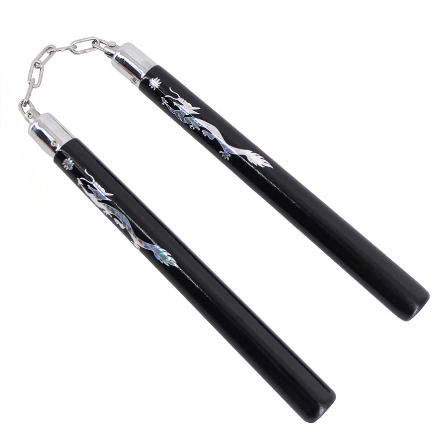 Pro Series Dragon Spirit Nunchakus, upea lohikäärmekuvioinen nuncha keppi. kuvassa näkyy lohikäärme kuviot