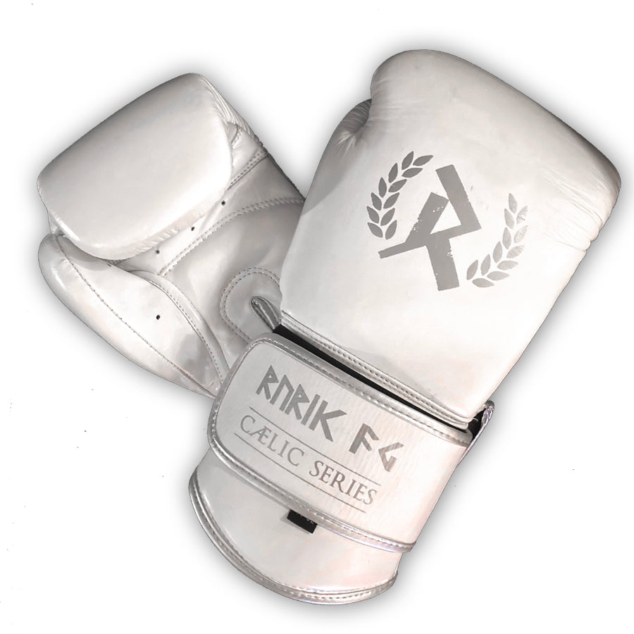 Rurik Fightgear Cælic 2.0 valkoiset nyrkkeilyhanskat kovaan treeniin ja sparriin. Mukava istuvuus, hyvä iskunvaimennus ja kestävä rakenne. Aitoa nahkaa. Kuvassa hanskapari päällekkin. Pt-combat.fi