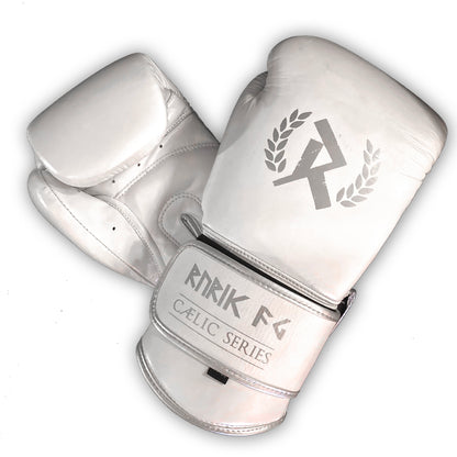 Rurik Fightgear Cælic 2.0 valkoiset nyrkkeilyhanskat kovaan treeniin ja sparriin. Mukava istuvuus, hyvä iskunvaimennus ja kestävä rakenne. Aitoa nahkaa. Kuvassa hanskapari päällekkin. Pt-combat.fi