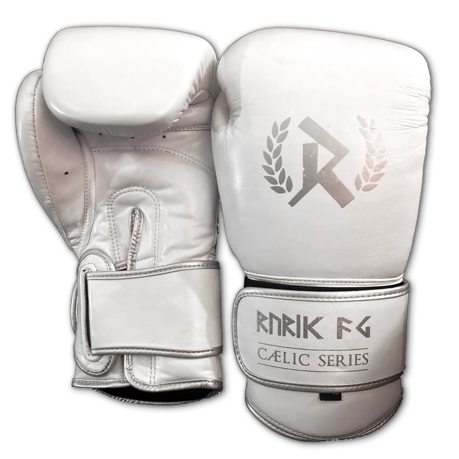Rurik Fightgear Cælic 2.0 valkoiset nyrkkeilyhanskat kovaan treeniin ja sparriin. Mukava istuvuus, hyvä iskunvaimennus ja kestävä rakenne. Aitoa nahkaa. Kuvassa hanskapari edestä ja takaa. Pt-combat.fi
