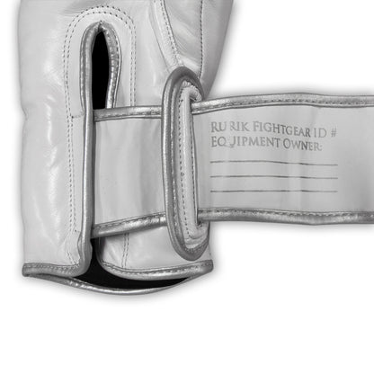 Rurik Fightgear Cælic 2.0 valkoiset nyrkkeilyhanskat kovaan treeniin ja sparriin. Mukava istuvuus, hyvä iskunvaimennus ja kestävä rakenne. Aitoa nahkaa. Kuvassa kiinnityksen yksityiskohta. Pt-combat.fi