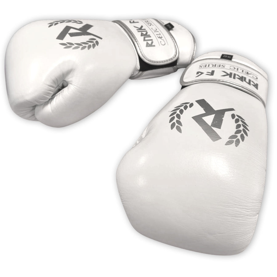 Rurik Fightgear Cælic 2.0 valkoiset nyrkkeilyhanskat kovaan treeniin ja sparriin. Mukava istuvuus, hyvä iskunvaimennus ja kestävä rakenne. Aitoa nahkaa. Kuvassa hanskojen rystysosa. Pt-combat.fi