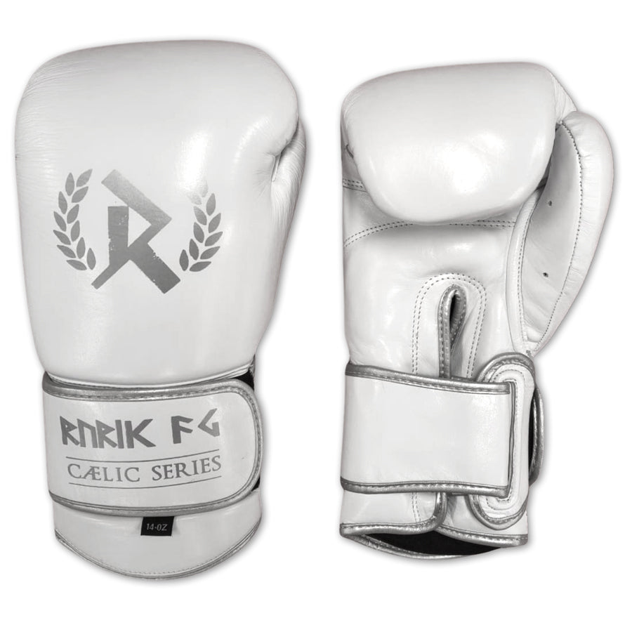 Rurik Fightgear Cælic 2.0 valkoiset nyrkkeilyhanskat kovaan treeniin ja sparriin. Mukava istuvuus, hyvä iskunvaimennus ja kestävä rakenne. Aitoa nahkaa. Kuvassa hanskapari kummaltakin puolelta. Pt-combat.fi