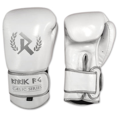 Rurik Fightgear Cælic 2.0 valkoiset nyrkkeilyhanskat kovaan treeniin ja sparriin. Mukava istuvuus, hyvä iskunvaimennus ja kestävä rakenne. Aitoa nahkaa. Kuvassa hanskapari kummaltakin puolelta. Pt-combat.fi