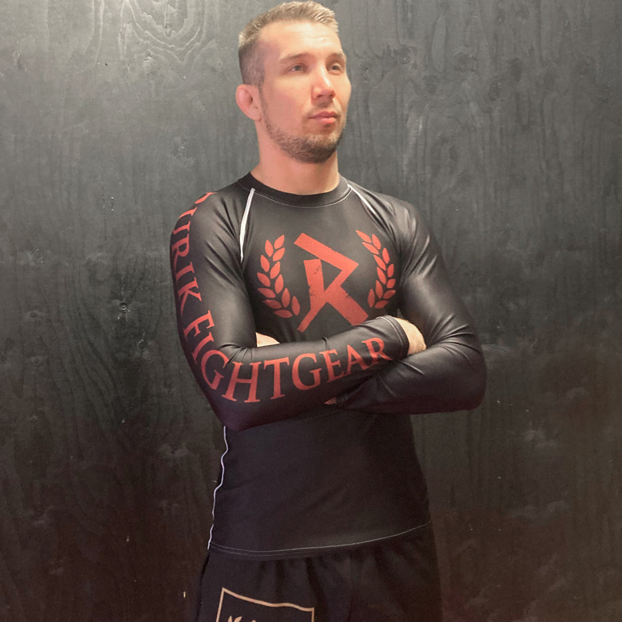 Rurik fg black ruby red  bjj nogi rash guard musta ibjjf hyväksytty henri lintulan päällä