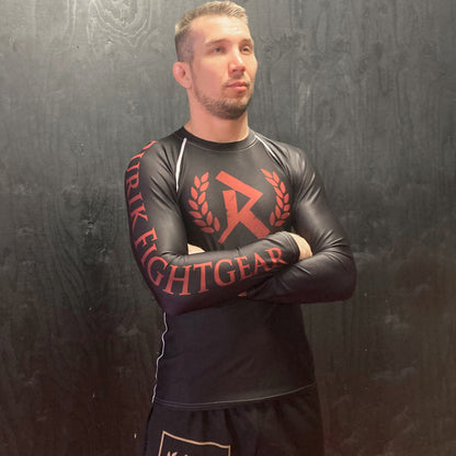 Rurik fg black ruby red  bjj nogi rash guard musta ibjjf hyväksytty henri lintulan päällä