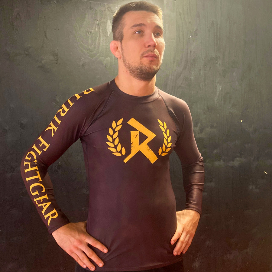 Paita kuvattu Henri Lintulan päällä Rurik fg nogi bjj rash guard pitkähihainen treenipaita ja ottelupaita ruskea. Kuvattu takaa.