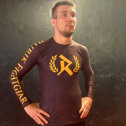 Paita kuvattu Henri Lintulan päällä Rurik fg nogi bjj rash guard pitkähihainen treenipaita ja ottelupaita ruskea. Kuvattu takaa.